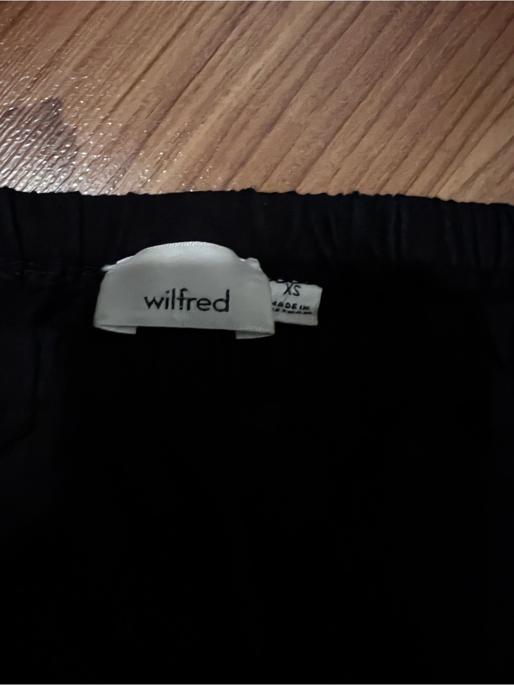Wilfred Black Off-the-Shoulder Elastic Crop Top - Picture 2 of 2